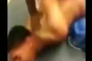 浓眉在大学时曾被队友扒光衣服打屁股，怎么感觉还有点享受？