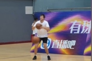 顶住压力!里夫斯逆境爆发展现顽强意志