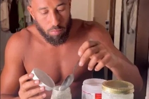 前热刺球员汤森自制牙膏养生,球迷惊讶:牙膏而已,真有必要吗?