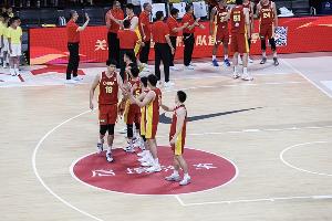 苏群指出:中国男篮虽已出线,但F组需位列前三方能在世界杯稳居一席