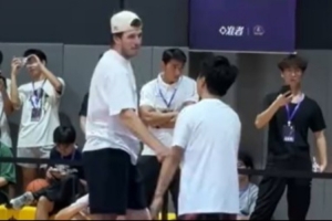 全网热议!里夫斯单挑集梦会长,球迷沸腾:季后赛级别的对决!