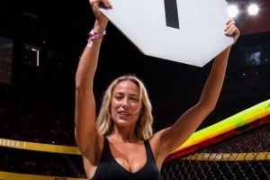 索菲·坎宁安WNBA美女球员UFC赛前举牌小姐风采迷人