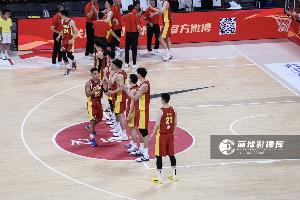 全网热议!中国男篮首战来袭,球迷翘首以盼