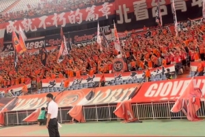 顶住压力！唐田率泰山队逆转津门虎，球迷声援彰显团队精神