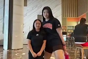 李梦身材有多魁梧？此前她与粉丝合影，体型几乎是对方两倍