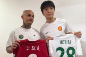 米特里策李镇全赛后互赠球衣，首回合比赛双方发生冲突，前者被红牌罚下