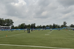 活塞与NFL底特律雄狮训练场交锋：神秘互动引球迷热议