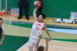 U18新星张淳智惊人表现，单臂滑翔隔扣成全场焦点
