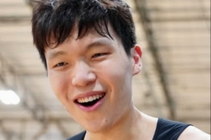 何时与老詹同场训练？教练晒照，杨瀚森现身马克西篮球局
