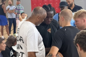 美媒报道:奥拉迪波参加NBA夏季联赛试训,试训结束后感动落泪并与球探逐个握手