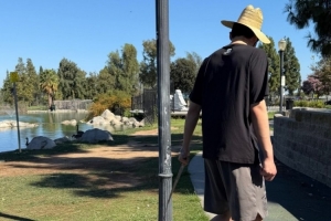杨瀚森训练之余休闲时光 欣享遛狗乐趣