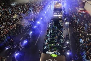 阿根廷归国备受热烈欢迎!众人热烈欢迎敞篷大巴,斯卡洛尼挥手致意