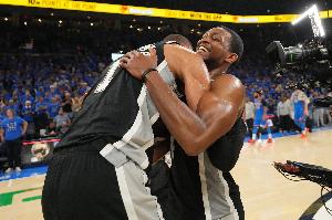 文班与对手激战，投篮命中率引热议：NBA季后赛判罚争议再起？
