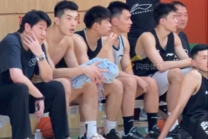 邱彪现场观看山东高速青年队与山大男篮的教学赛